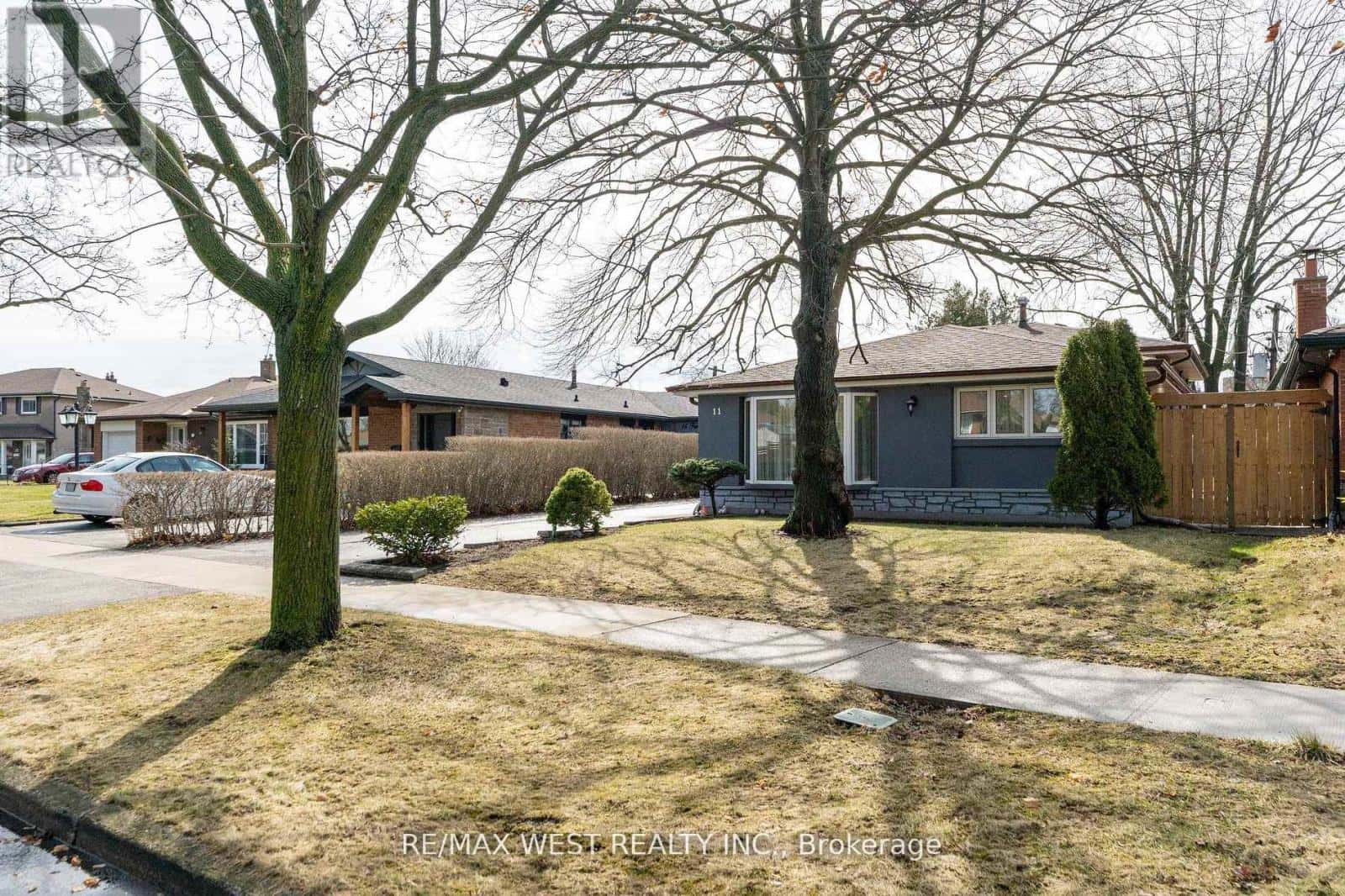 11 FARLEY CRESCENT — Toronto (Willowridge-Martingrove-Richview), Ontario - Photo 3 of 46