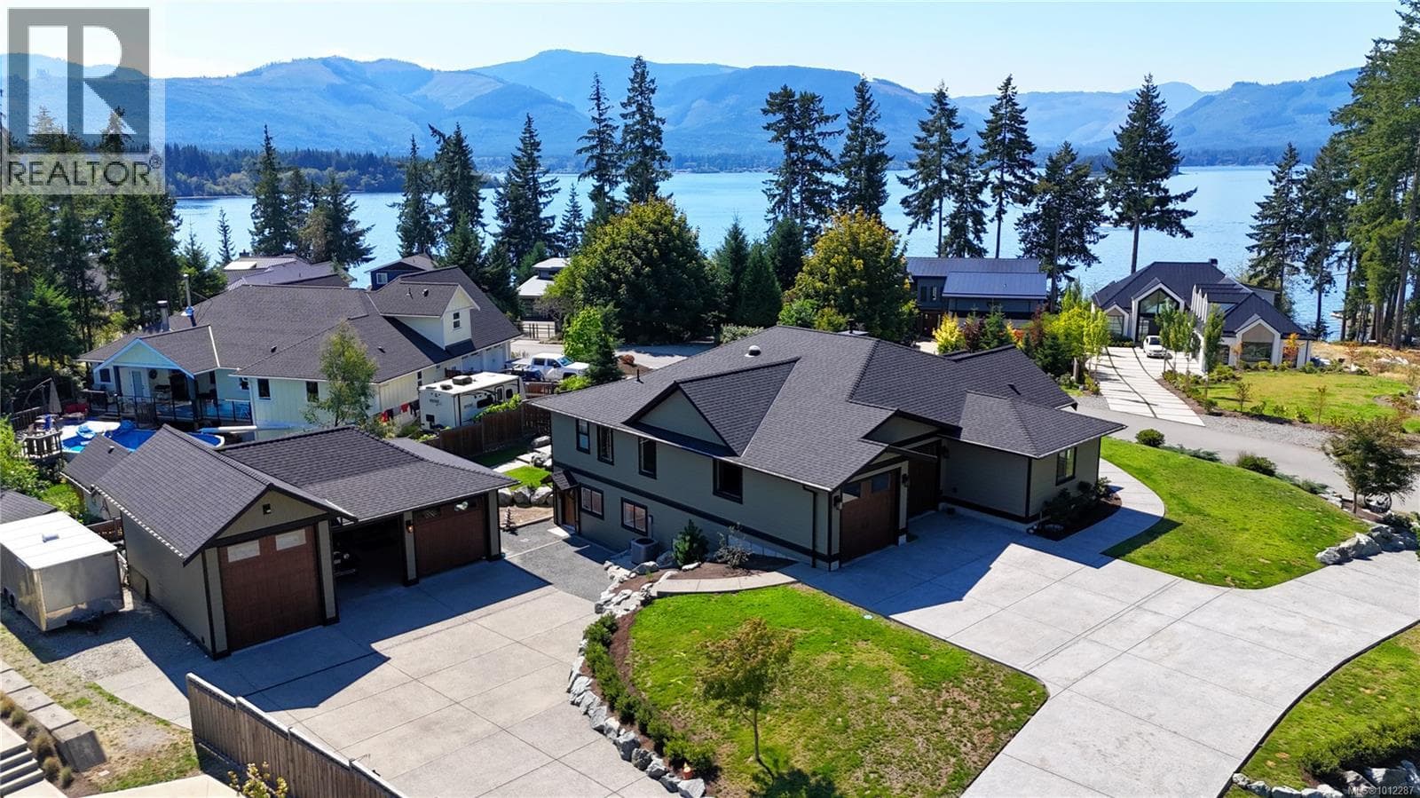 7375 Lakefront Dr — Lake Cowichan, British Columbia - Main photo