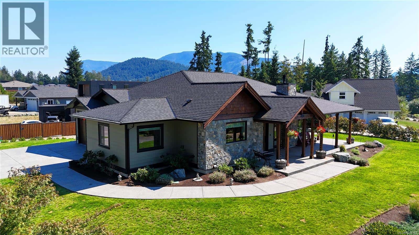 7375 Lakefront Dr — Lake Cowichan, British Columbia - Photo 2 of 61