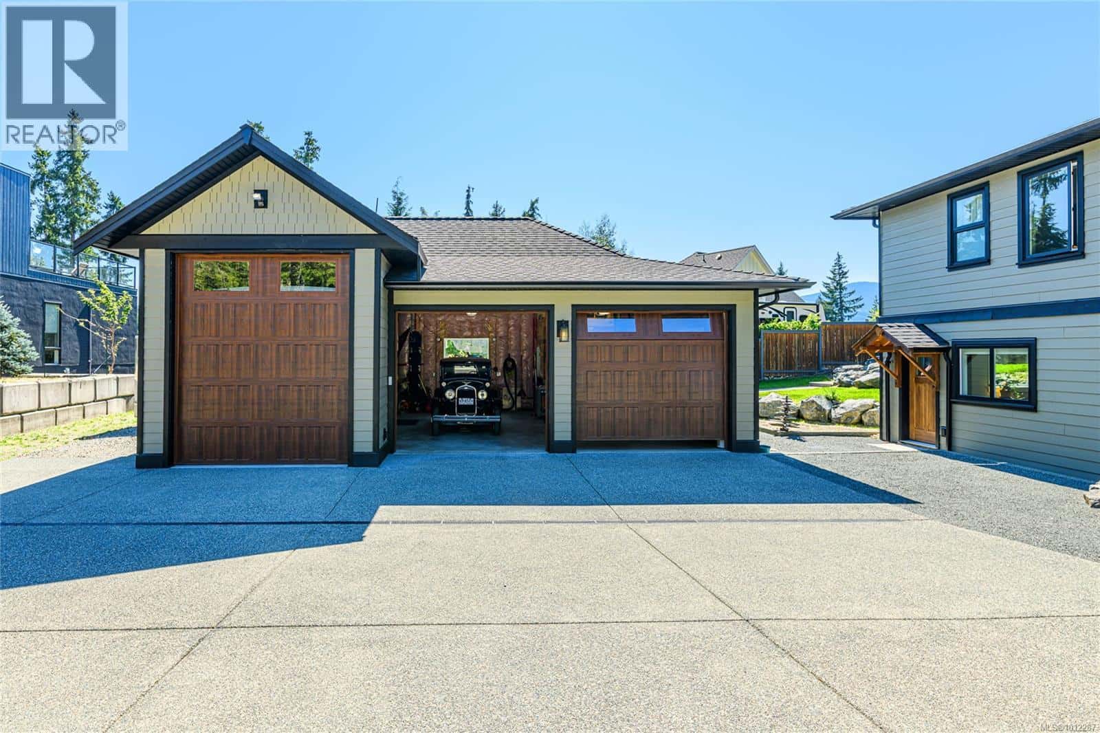 7375 Lakefront Dr — Lake Cowichan, British Columbia - Photo 5 of 61