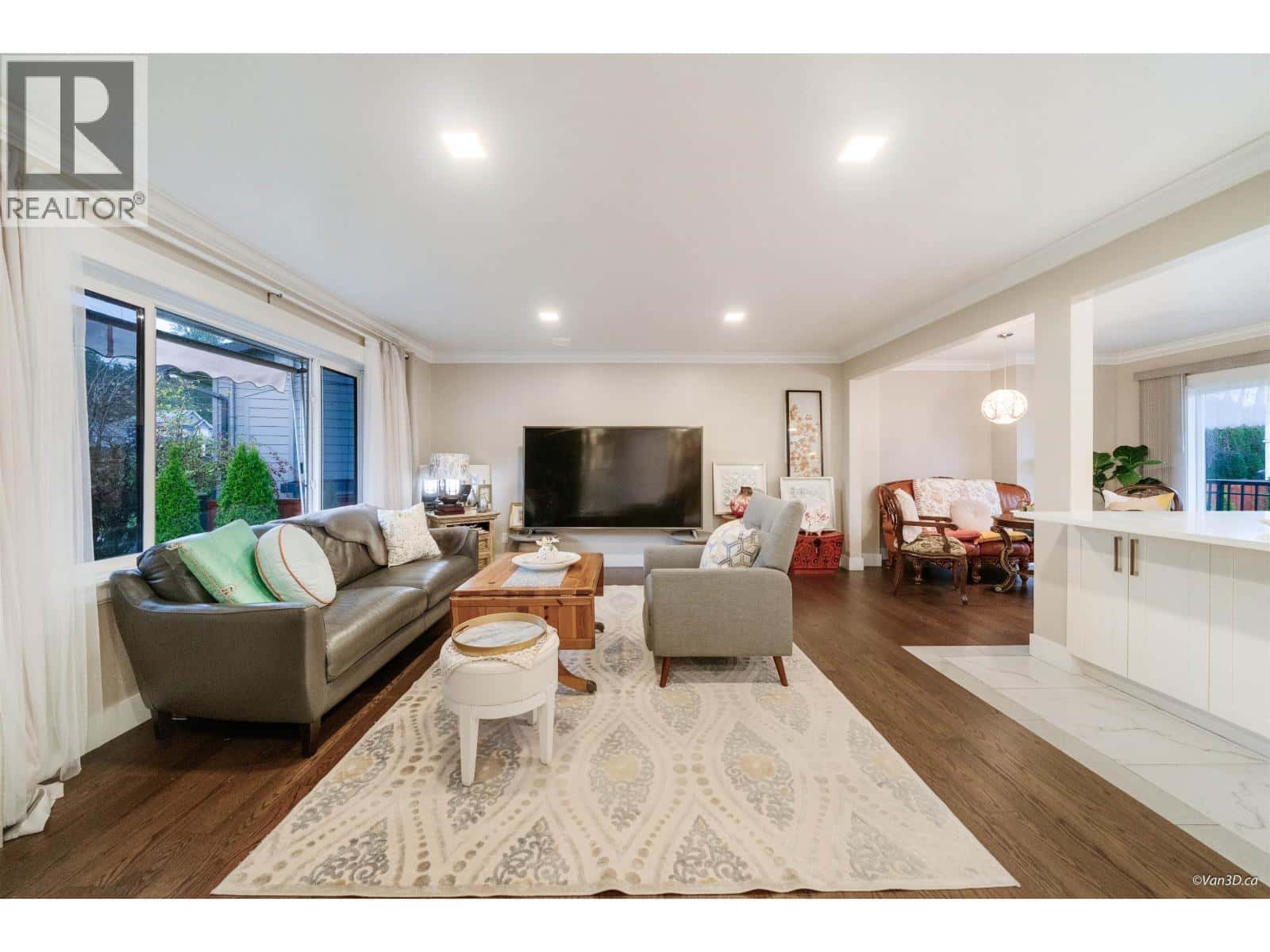 922 SEACREST COURT — Port Moody, British Columbia - Photo 4 of 29