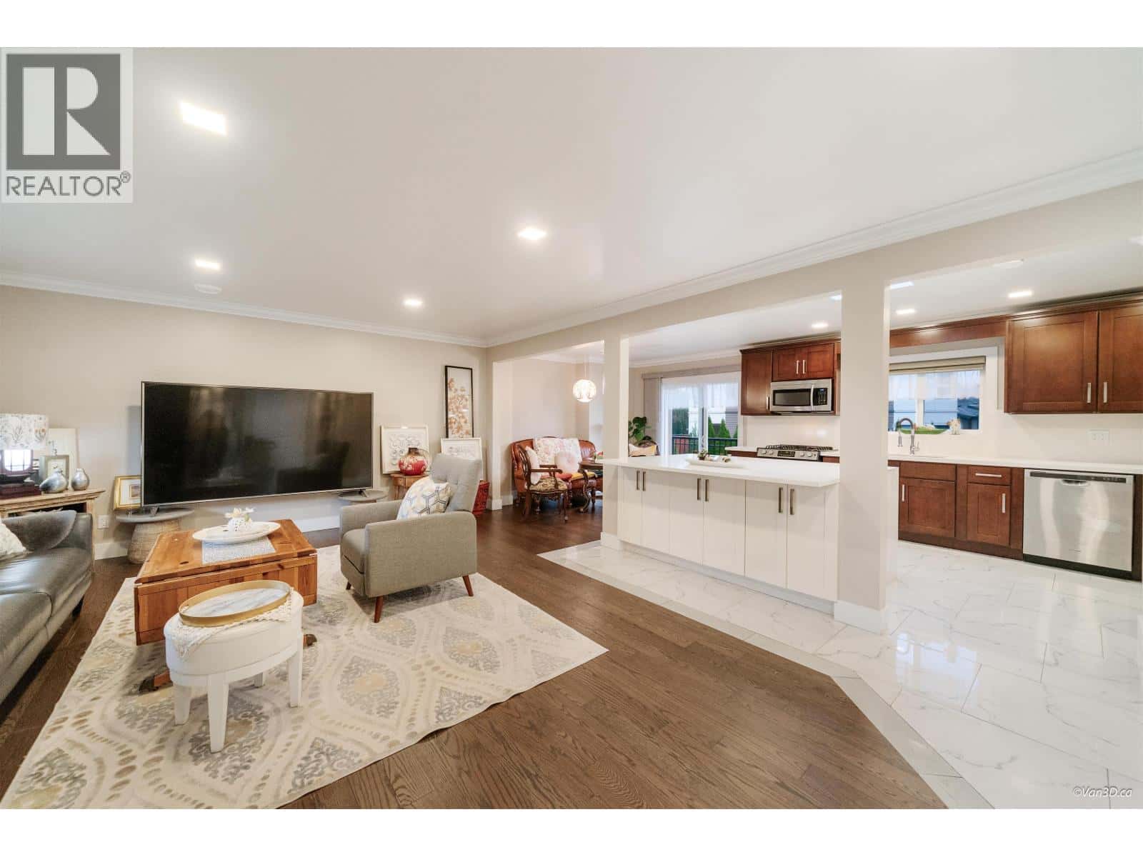 922 SEACREST COURT — Port Moody, British Columbia - Photo 5 of 29