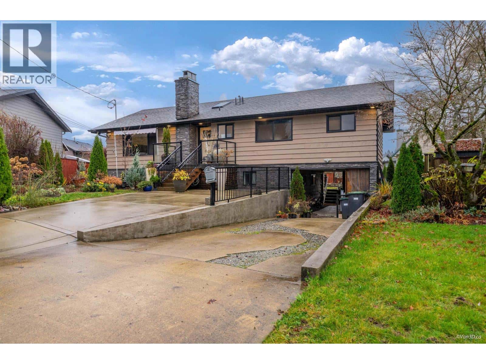 922 SEACREST COURT — Port Moody, British Columbia - Photo 2 of 29