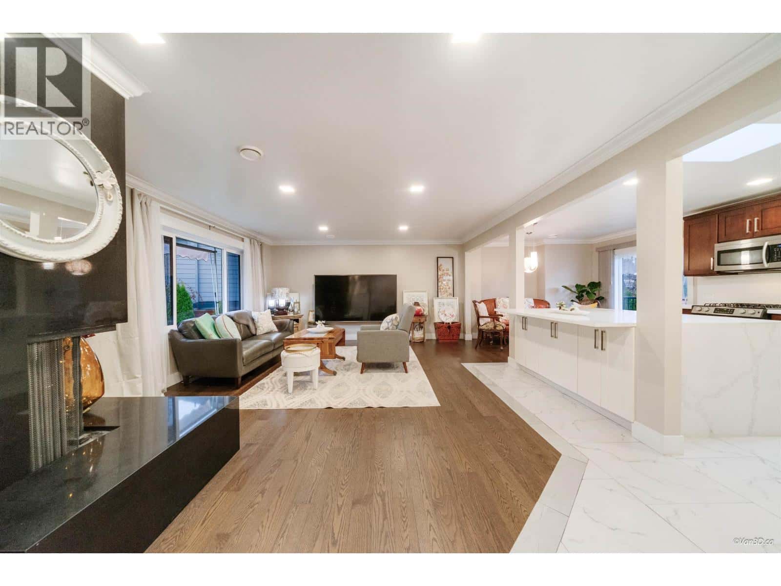 922 SEACREST COURT — Port Moody, British Columbia - Photo 3 of 29