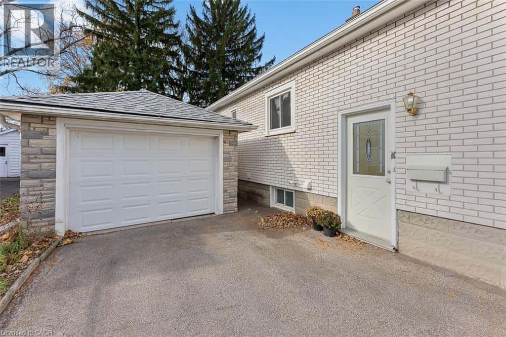 6 HALLCREST Avenue — St. Catharines, Ontario - Photo 3 of 30