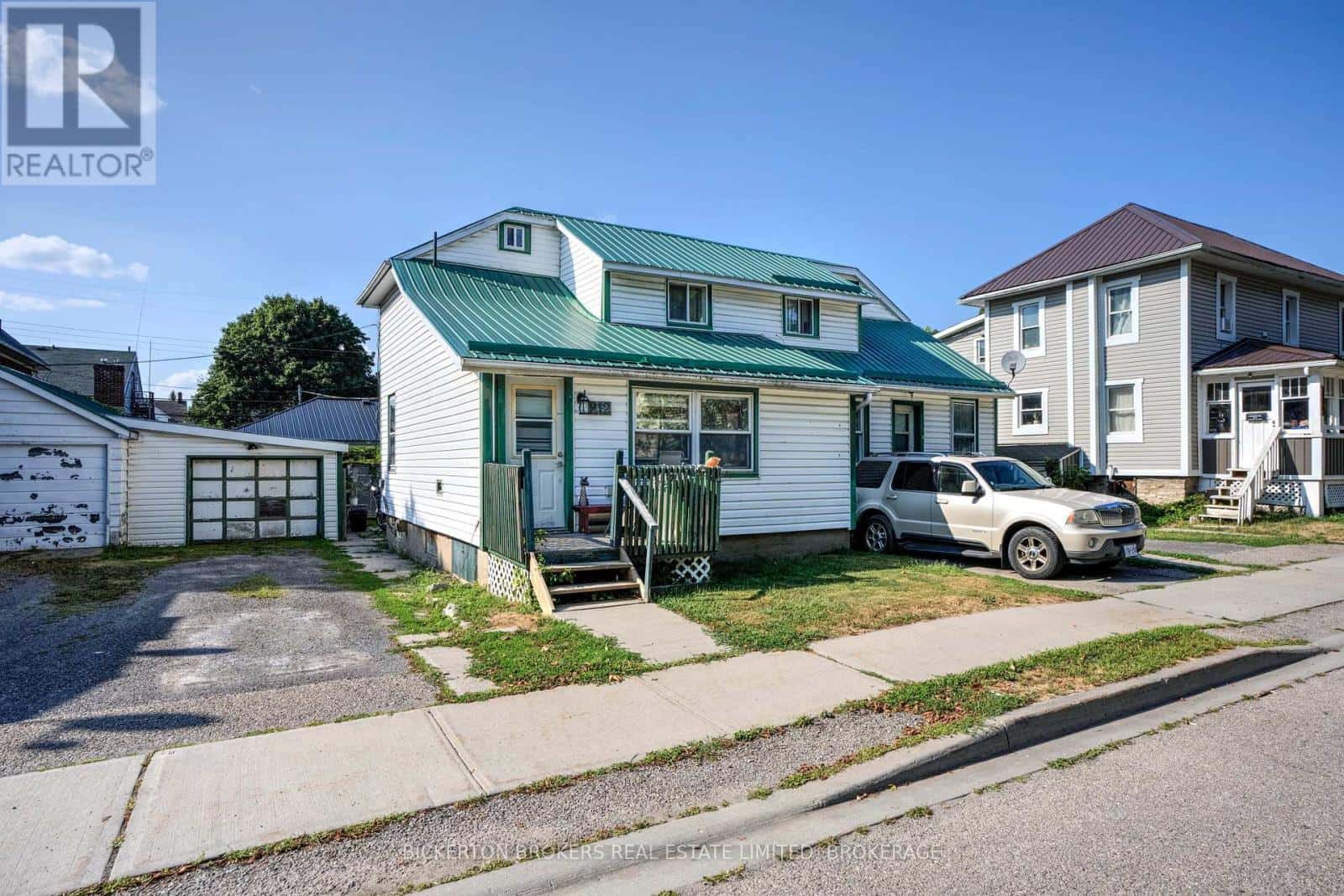 212-214 GARDEN STREET — Gananoque, Ontario - Photo 2 of 42