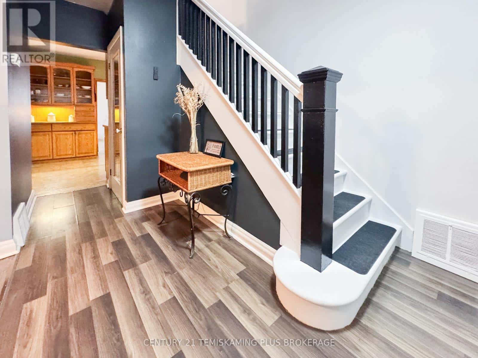 371 RUSSELL STREET — Temiskaming Shores (Haileybury), Ontario - Photo 4 of 29