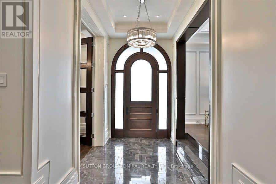 276 STRATHALLAN WOOD — Toronto (Bedford Park-Nortown), Ontario - Photo 2 of 50