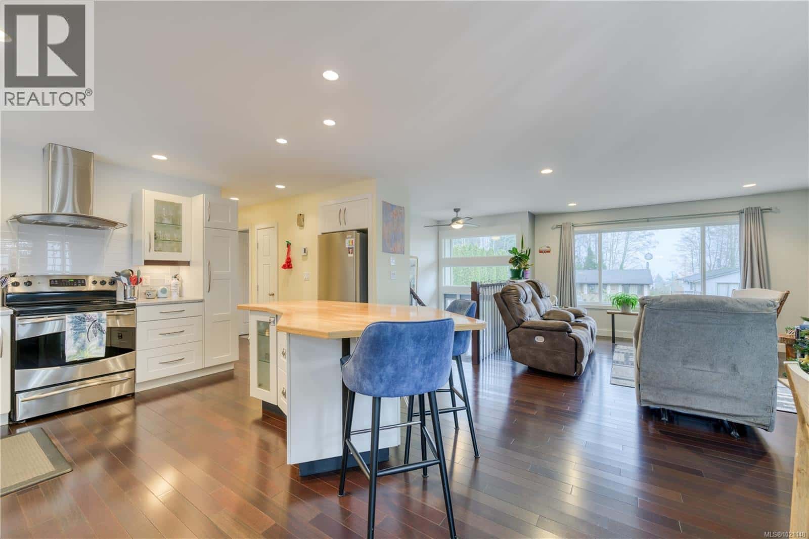 7730 Daphne St — Port Hardy, British Columbia - Photo 3 of 28