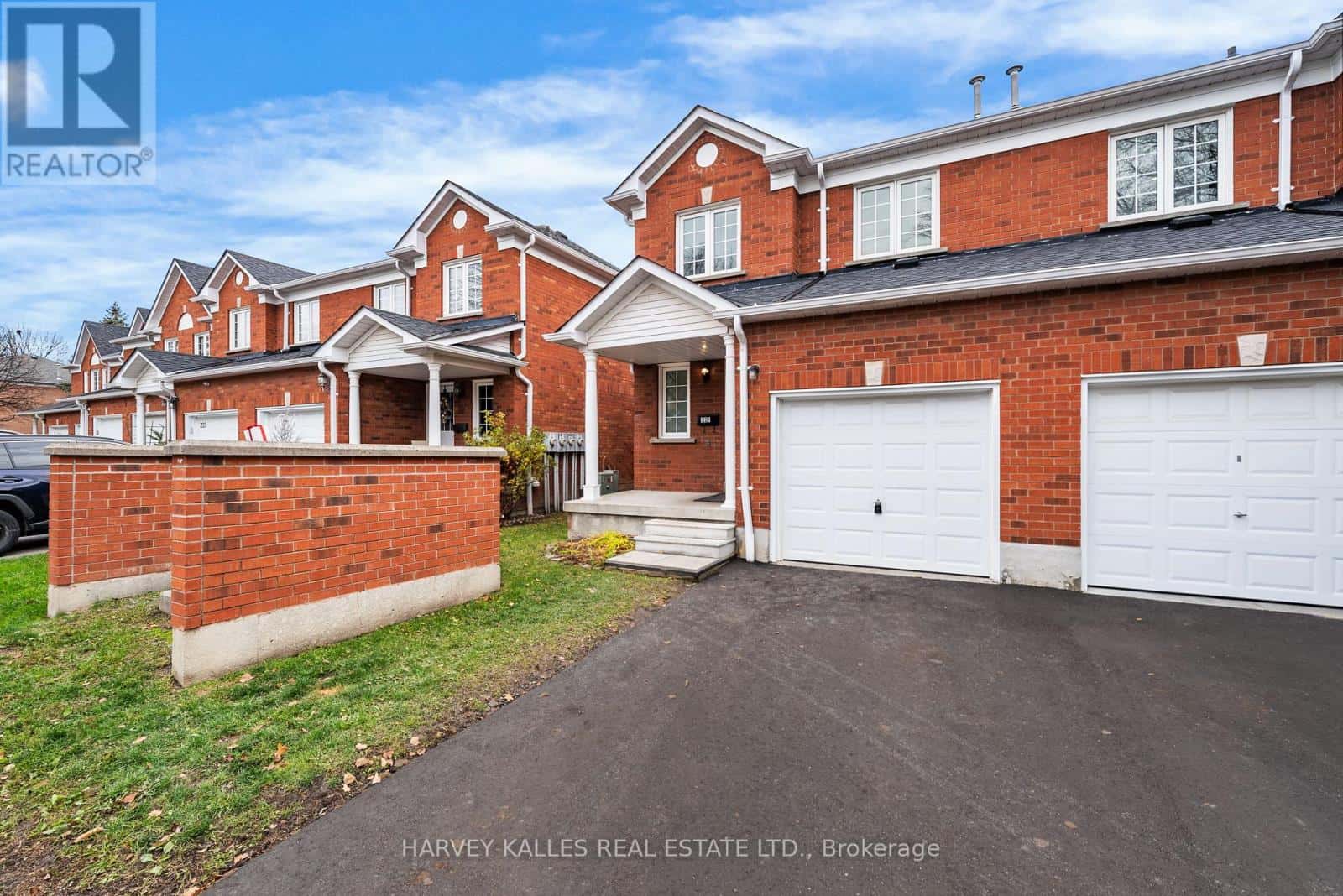 221 - 10 BASSETT BOULEVARD — Whitby (Pringle Creek), Ontario - Photo 2 of 31