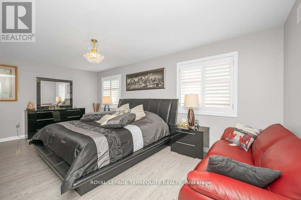 15 ARMOUR CRESCENT — Hamilton (Meadowlands), Ontario - Photo 2 of 25