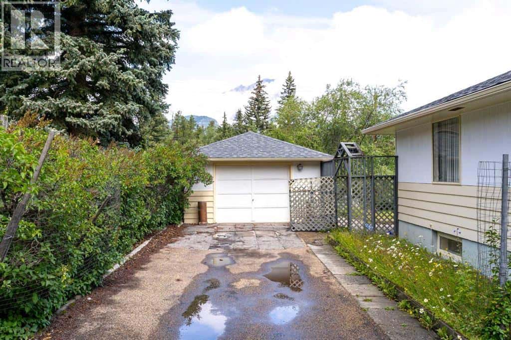 125 Rainbow Avenue — Banff, Alberta - Photo 4 of 46