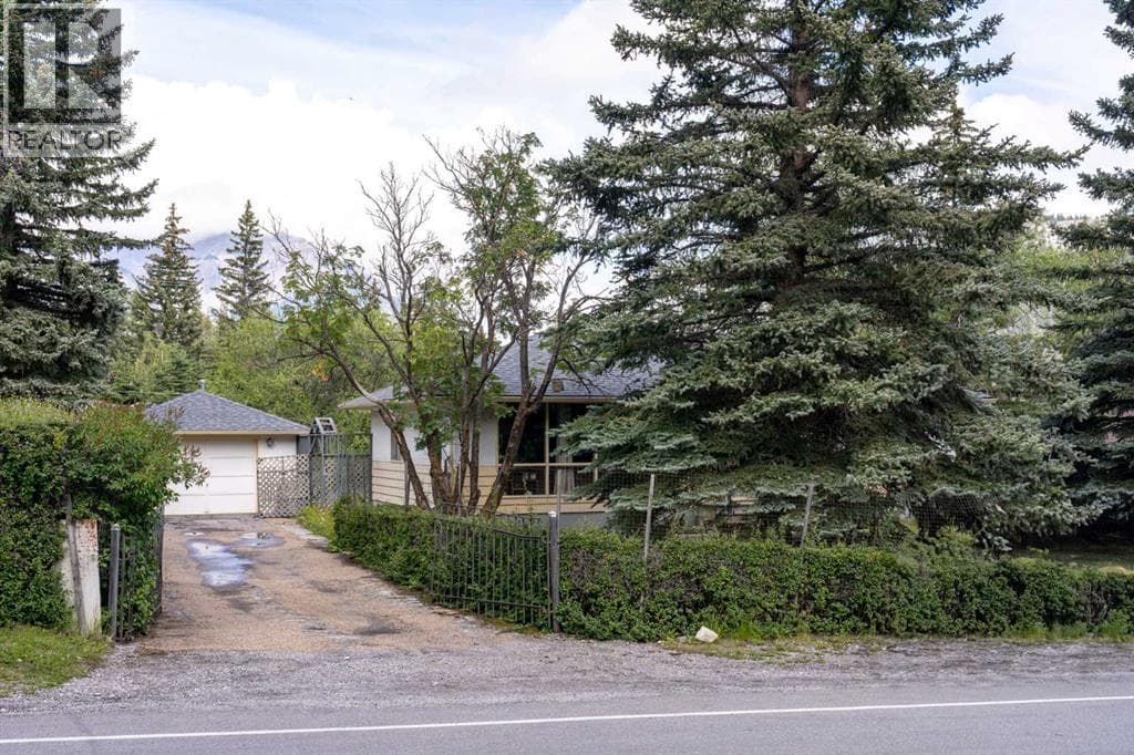 125 Rainbow Avenue — Banff, Alberta - Main photo