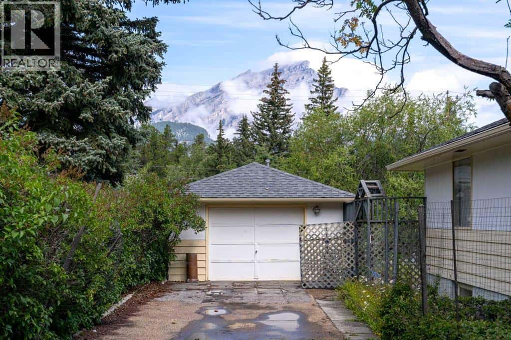 125 Rainbow Avenue — Banff, Alberta - Photo 5 of 46