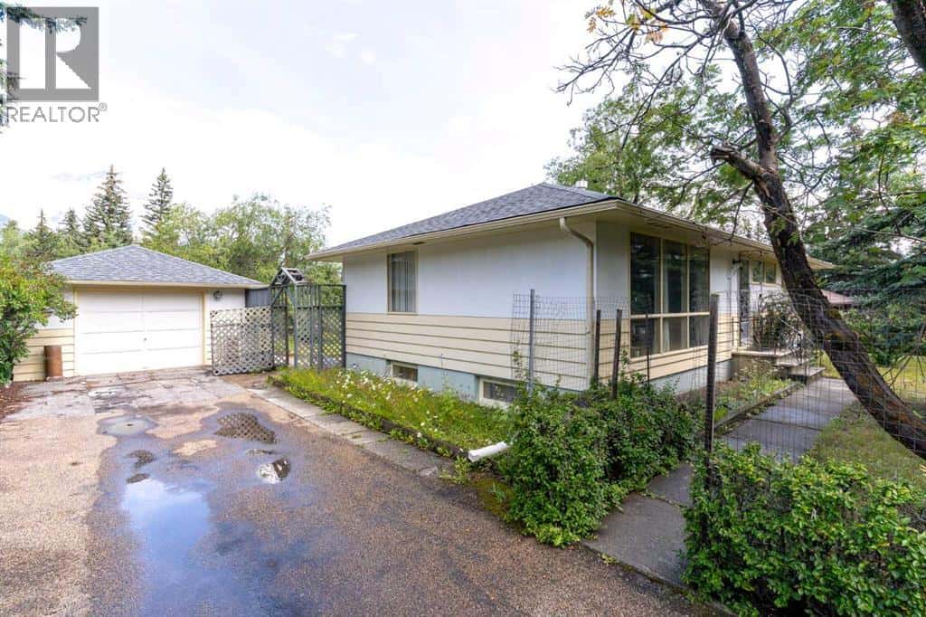 125 Rainbow Avenue — Banff, Alberta - Photo 3 of 46