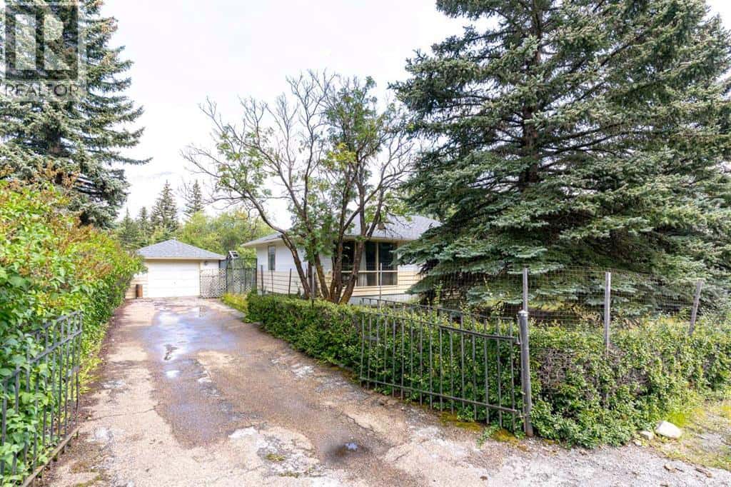 125 Rainbow Avenue — Banff, Alberta - Photo 2 of 46