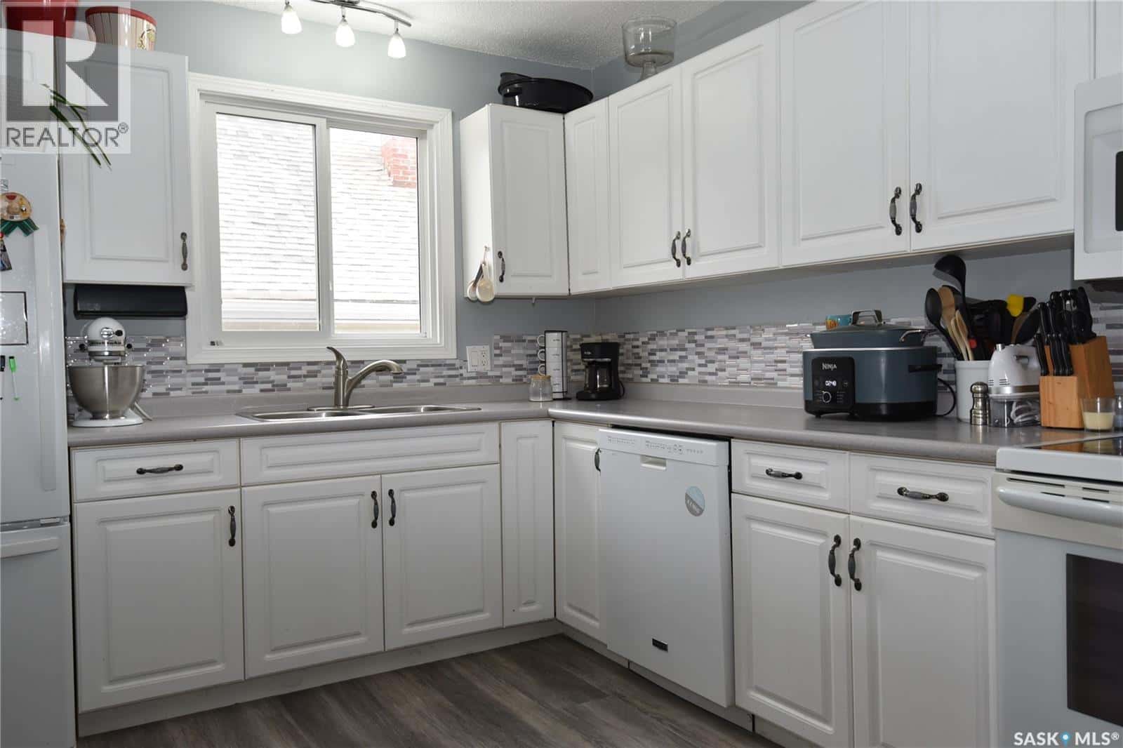 312 6th AVENUE E — Nipawin, Saskatchewan - Photo 2 of 35