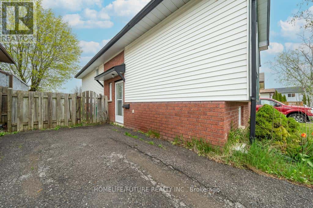 UPPER - 453 CRYSTAL DRIVE — Peterborough (Ashburnham Ward 4), Ontario - Photo 3 of 21