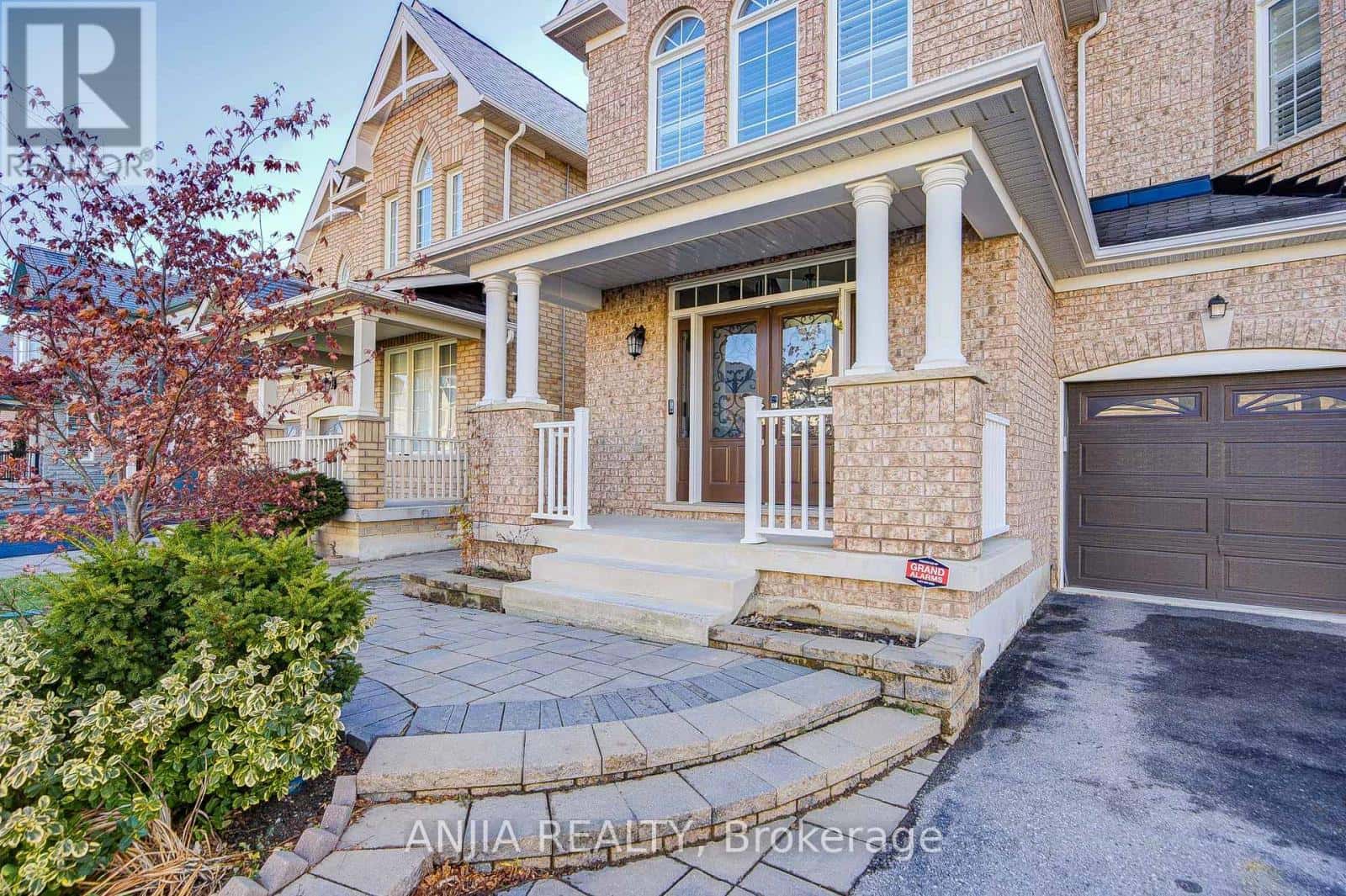 15 ROSS SHINER LANE — Whitchurch-Stouffville (Stouffville), Ontario - Photo 2 of 50