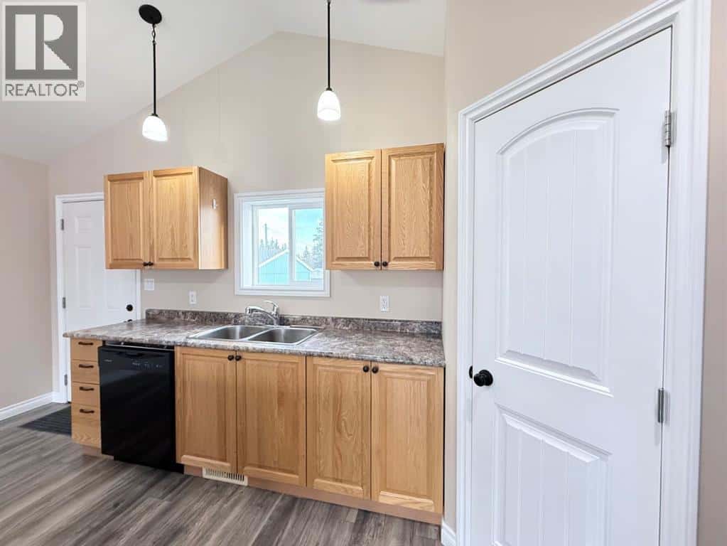 111 1 Street N — Marwayne, Alberta - Photo 5 of 27