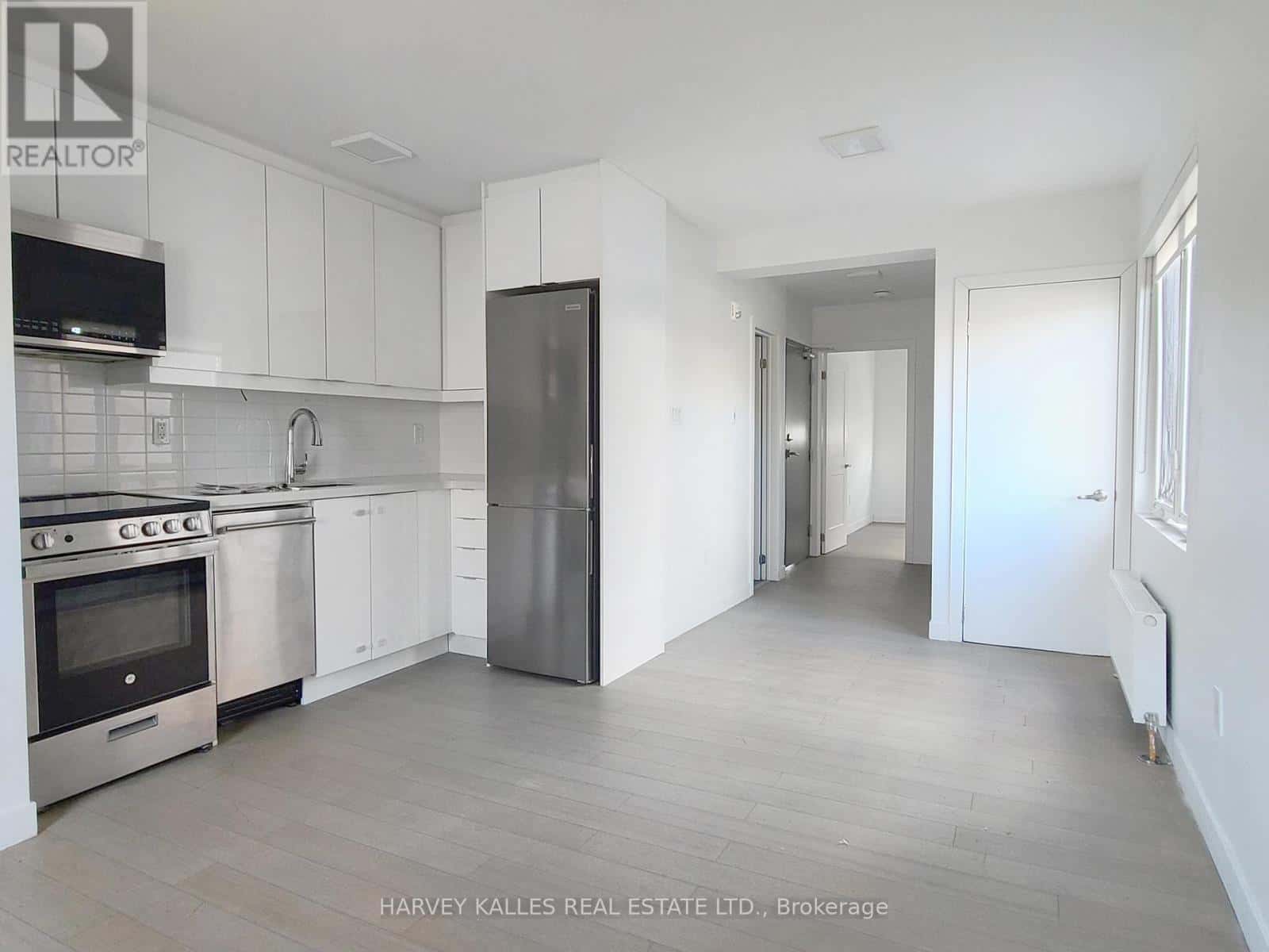 3 - 521 BROWNS LINE — Toronto (Alderwood), Ontario - Photo 2 of 9