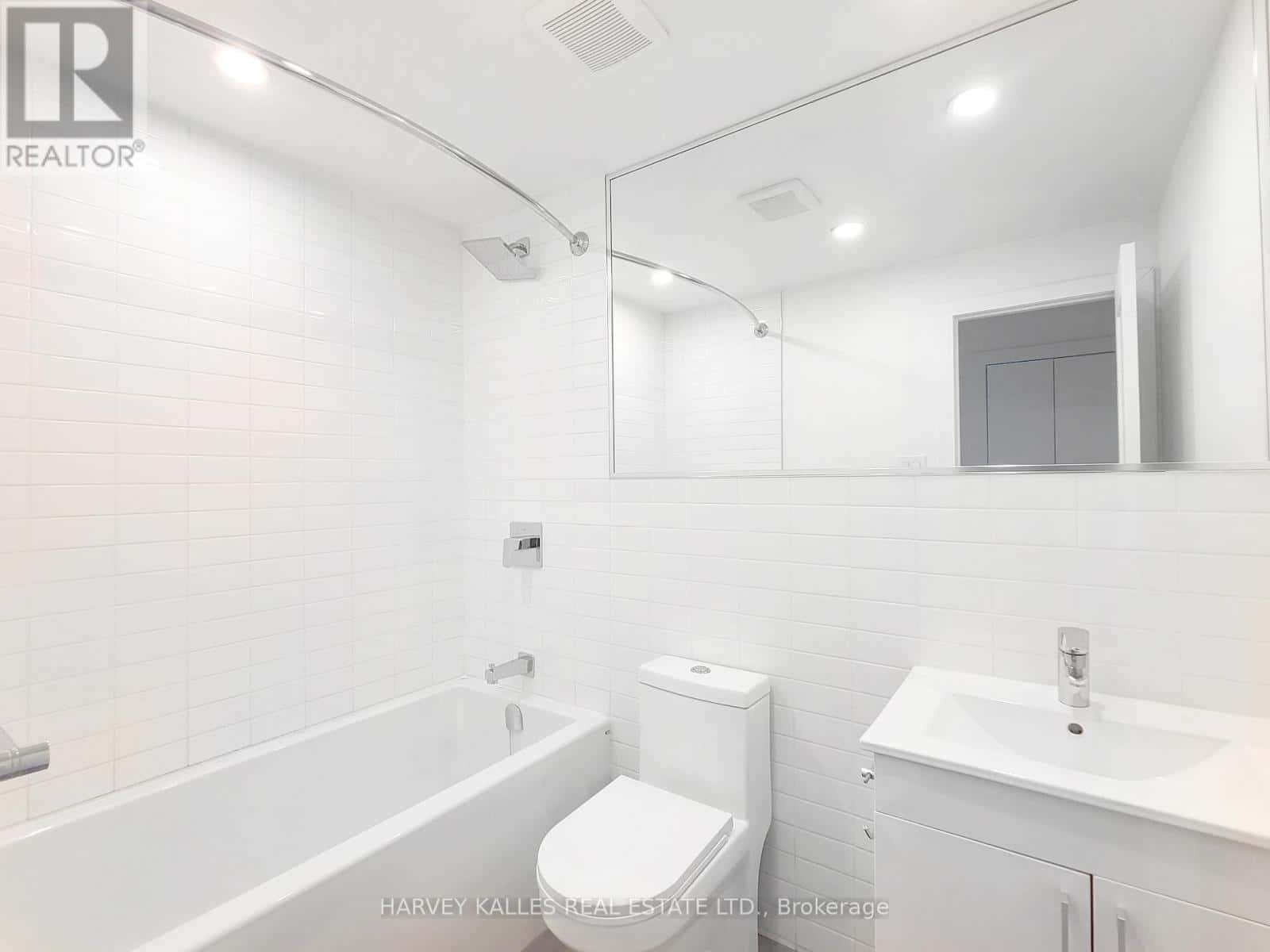 3 - 521 BROWNS LINE — Toronto (Alderwood), Ontario - Photo 3 of 9