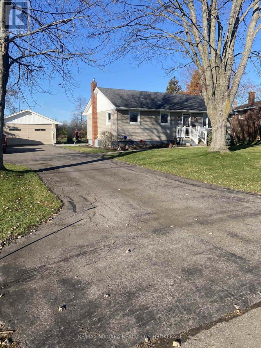 61 CORONATION ROAD W — Port Colborne (Main Street), Ontario - Photo 2 of 50