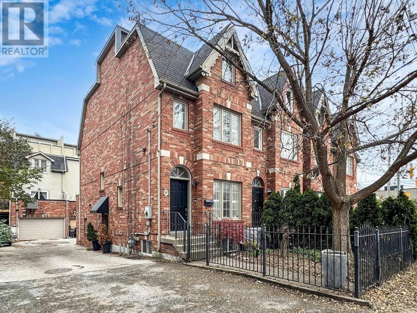 9D WOODFIELD ROAD — Toronto (Greenwood-Coxwell), Ontario - Main photo