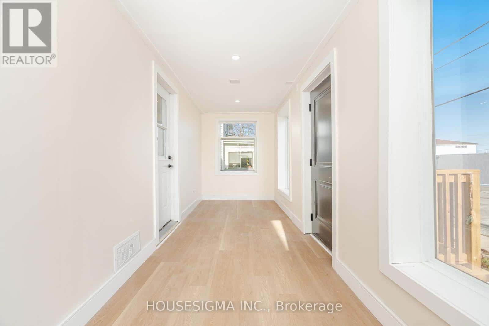 45 WELLINGTON STREET N — Thorold (Thorold Downtown), Ontario - Photo 3 of 29