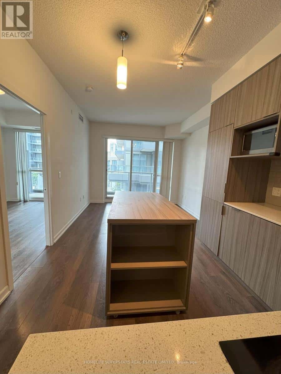 313 - 52 FOREST MANOR ROAD — Toronto (Henry Farm), Ontario - Photo 2 of 18