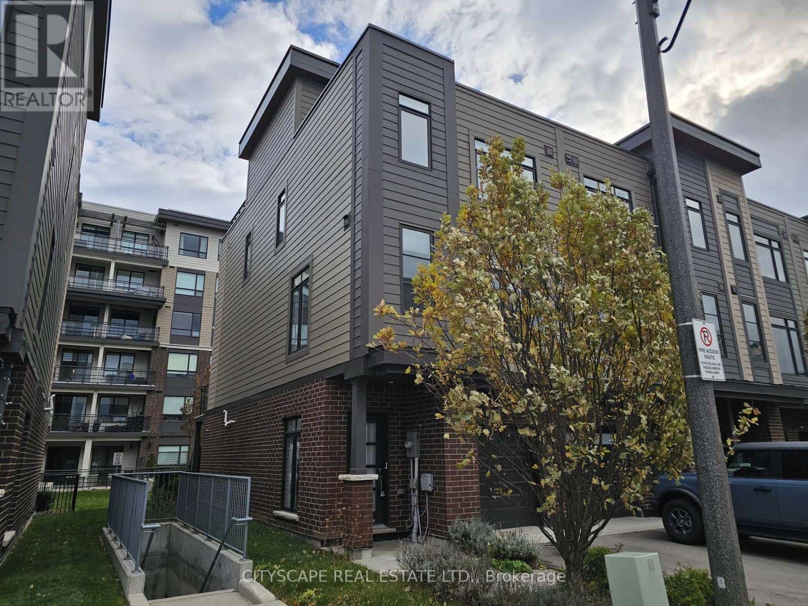 16 WATERVIEW LANE — Grimsby (Grimsby Beach), Ontario - Photo 2 of 42