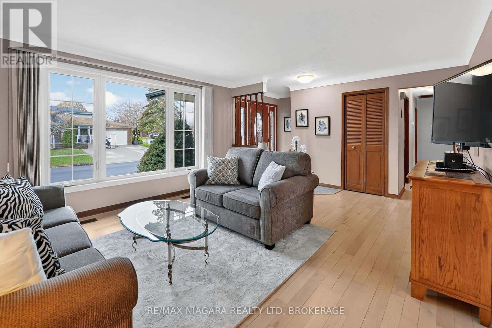 3 DONALDA COURT — St. Catharines (Carlton/Bunting), Ontario - Photo 3 of 50