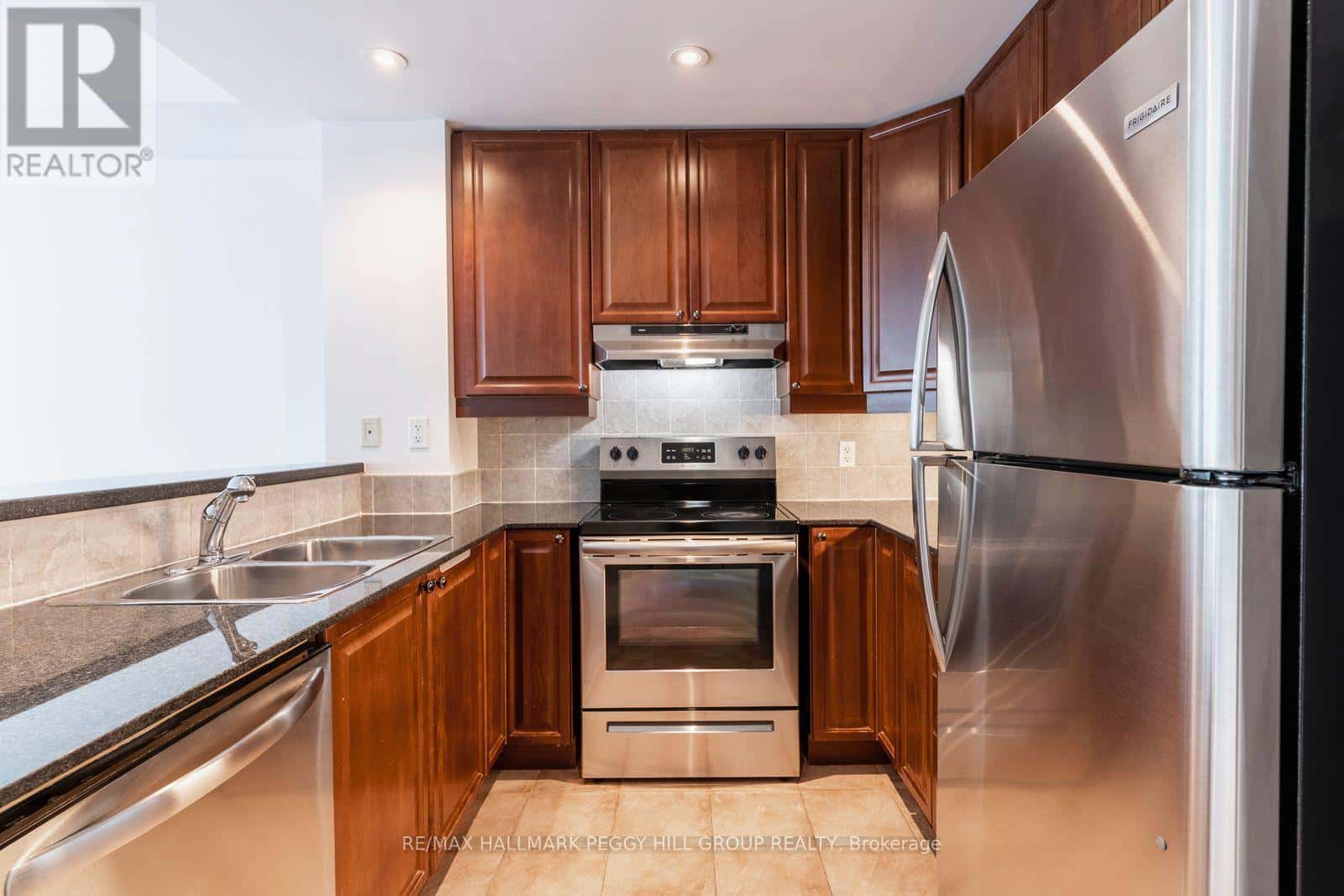 1005 - 6 TORONTO STREET — Barrie (City Centre), Ontario - Photo 4 of 17