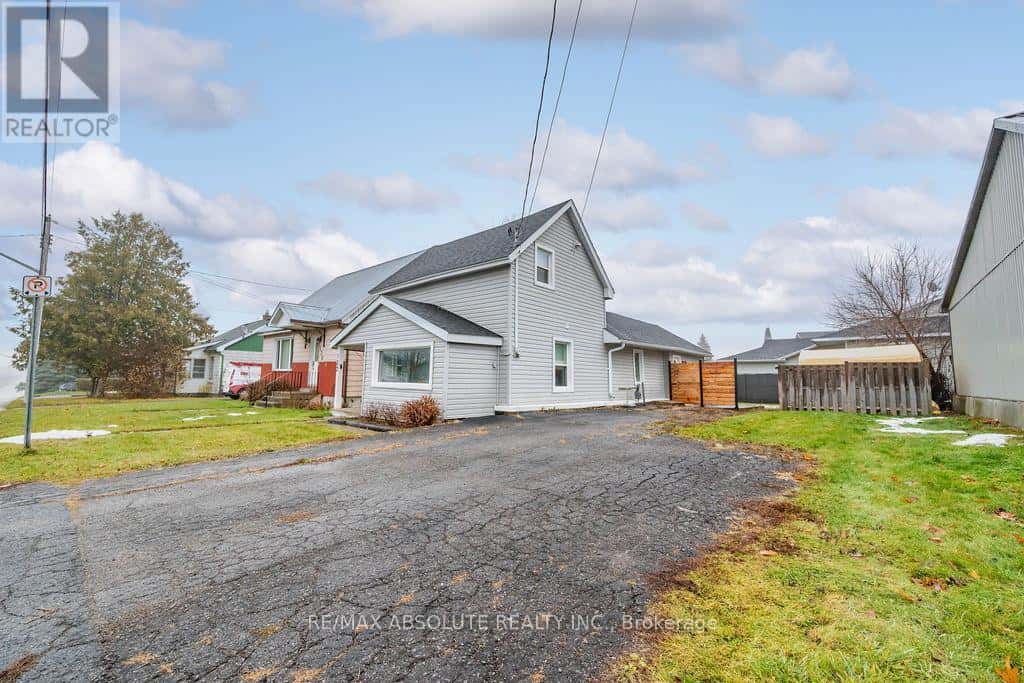 132 EDWARD STREET S — Arnprior, Ontario - Photo 2 of 21