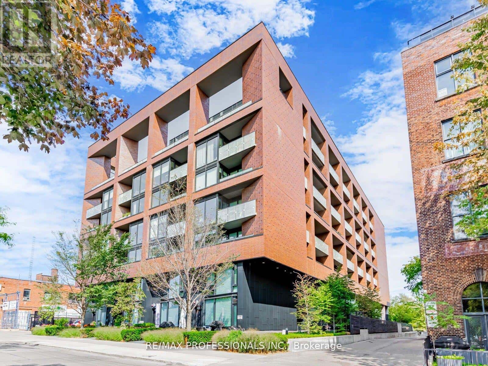 401 - 383 SORAUREN AVENUE — Toronto (Roncesvalles), Ontario - Photo 2 of 37