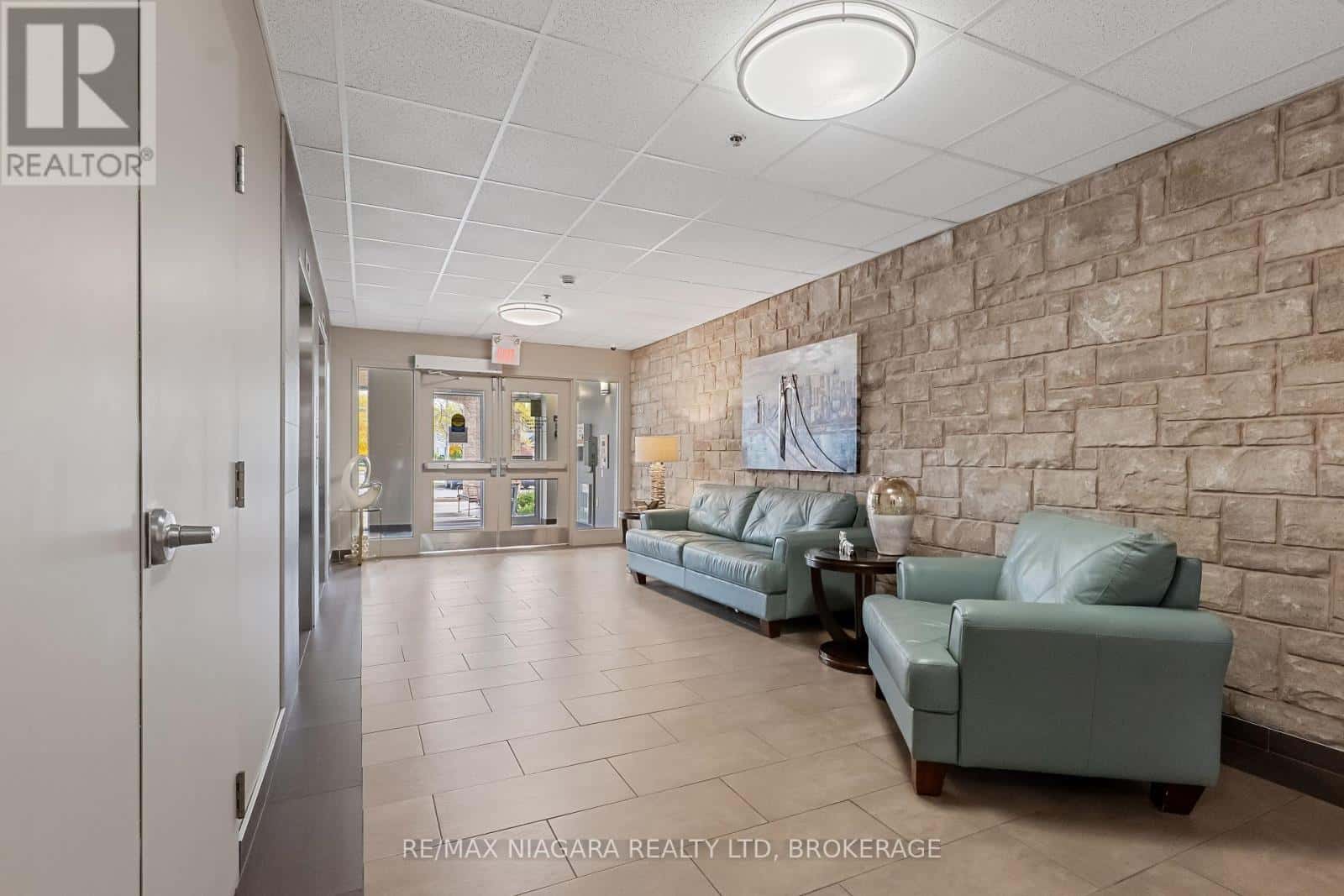 202 - 141 VANSICKLE ROAD — St. Catharines (Rykert/Vansickle), Ontario - Photo 2 of 35