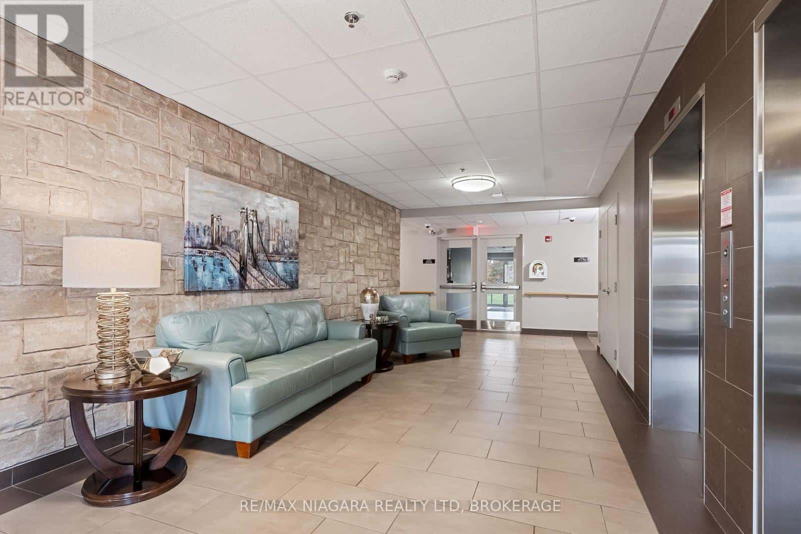 202 - 141 VANSICKLE ROAD — St. Catharines (Rykert/Vansickle), Ontario - Photo 3 of 35