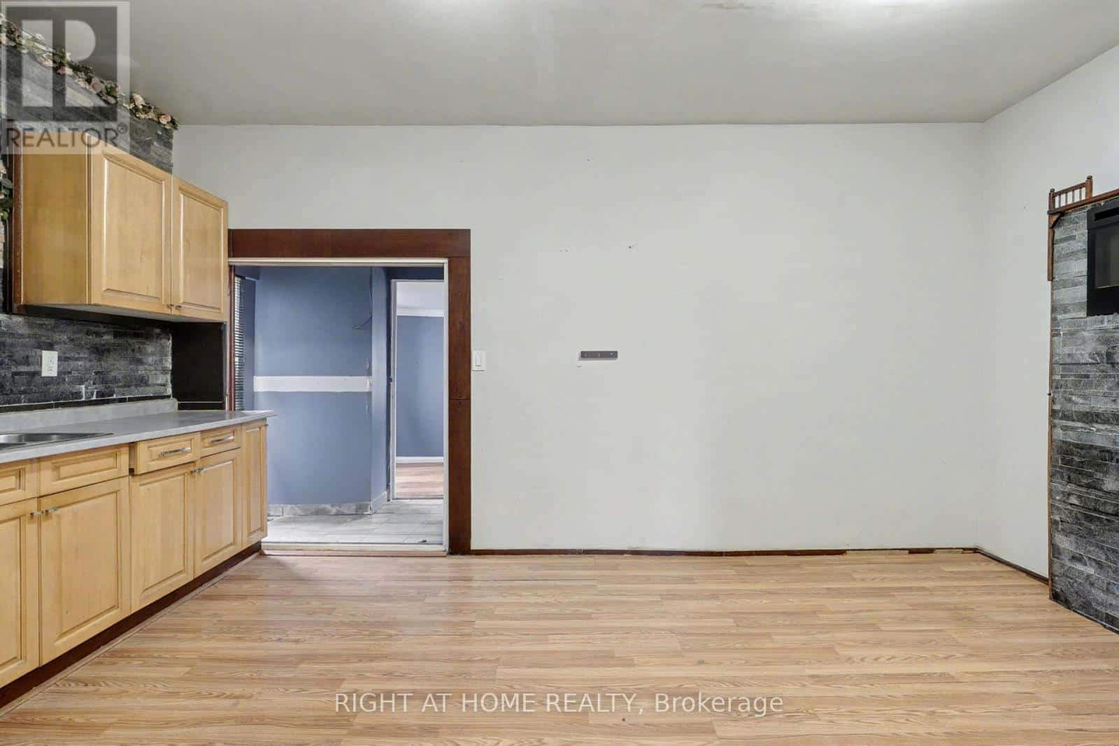 522 CANNON STREET E — Hamilton (Gibson), Ontario - Photo 5 of 32