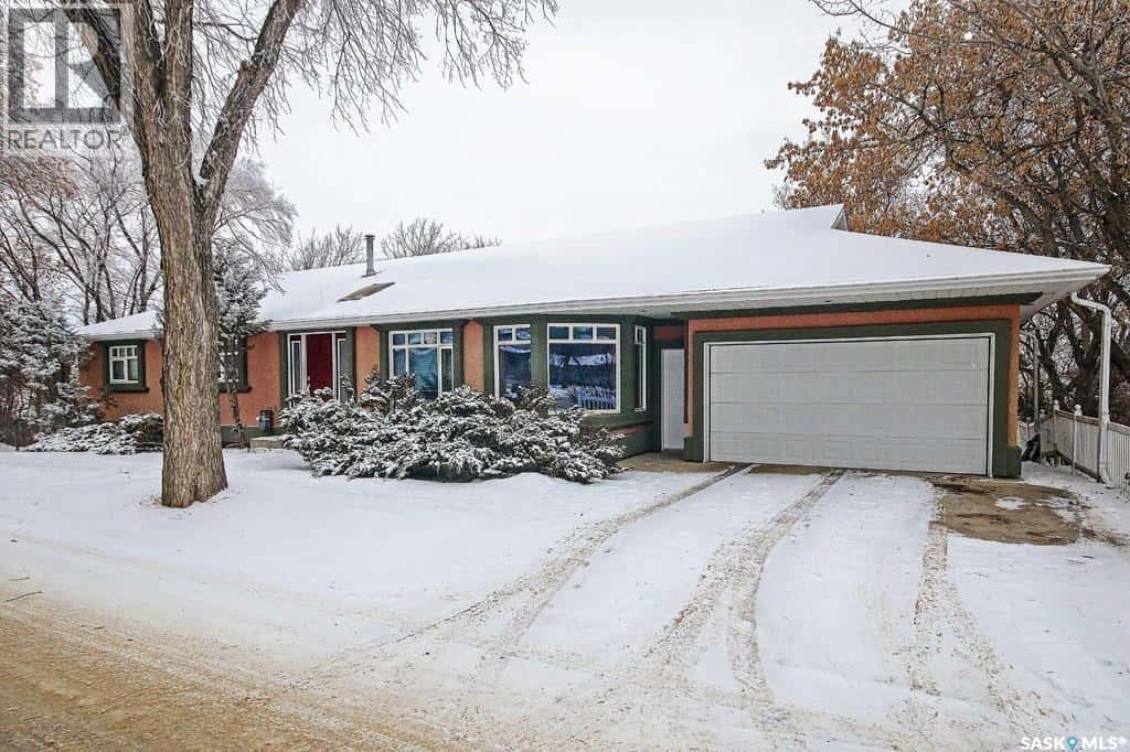 1809 Third STREET — Estevan, Saskatchewan - Photo 2 of 39