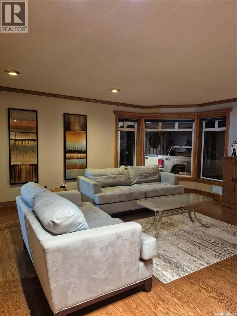 1809 Third STREET — Estevan, Saskatchewan - Photo 4 of 39