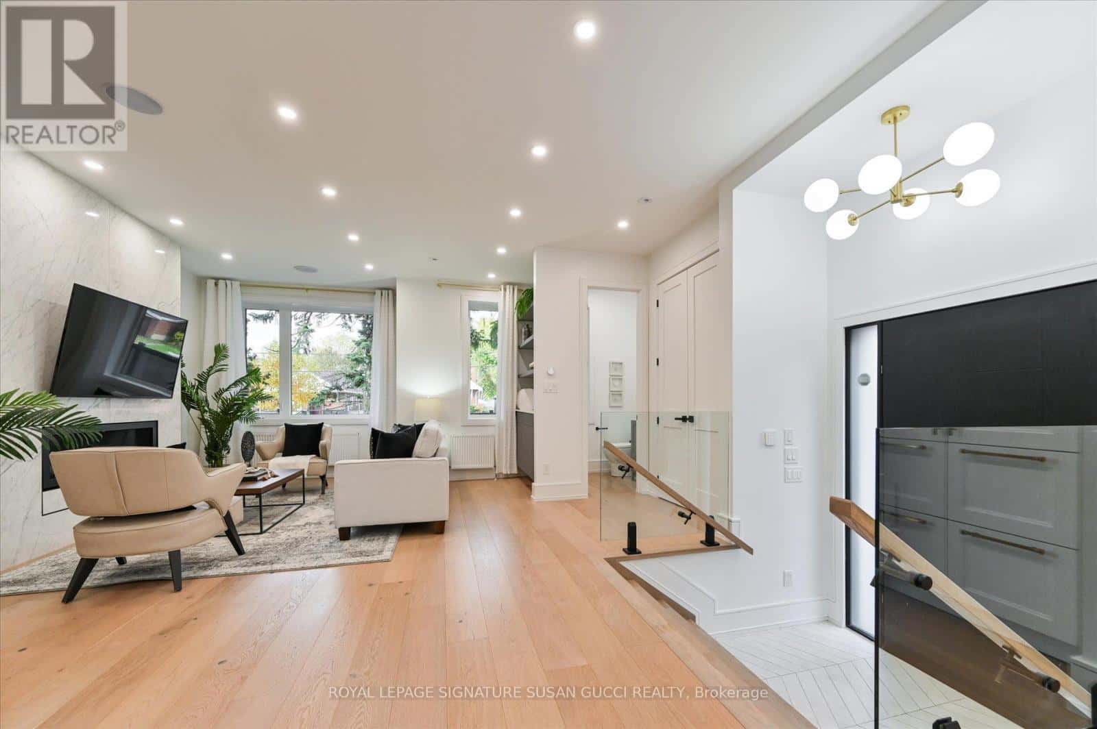 32 TREADWAY BOULEVARD — Toronto (East York), Ontario - Photo 4 of 44