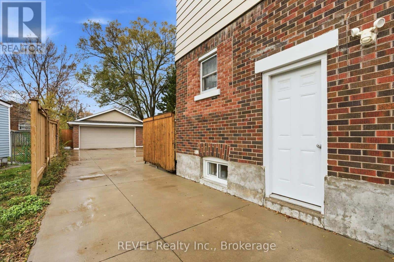 11 FACER STREET — St. Catharines (Facer), Ontario - Photo 4 of 35