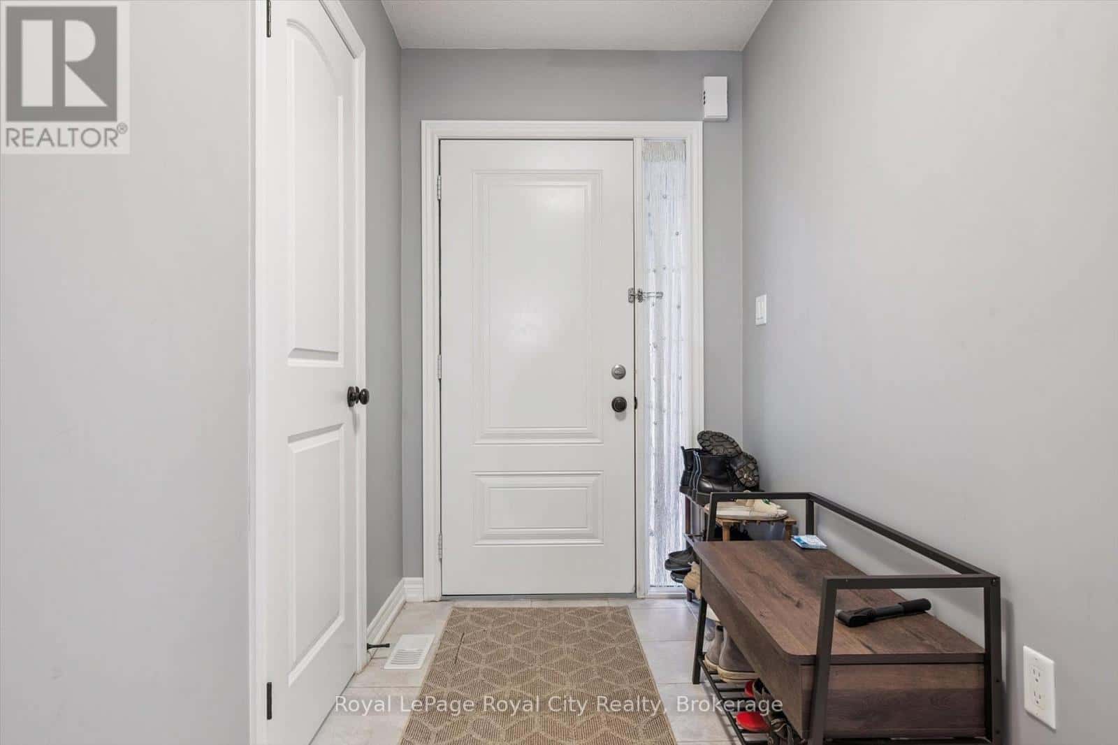 82 COULING CRESCENT — Guelph (Grange Road), Ontario - Photo 2 of 27