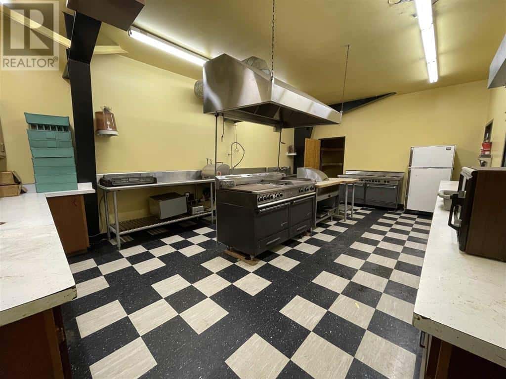 122 Lorne ST — Chapleau, Ontario - Photo 5 of 27