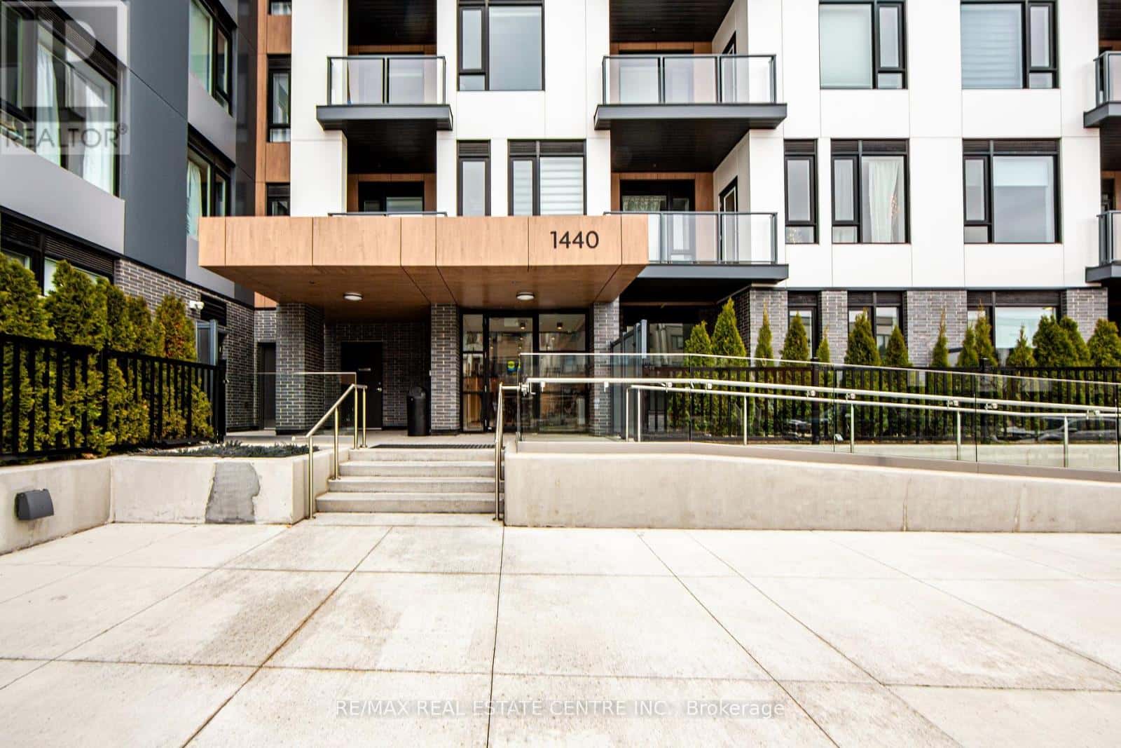 101 - 1440 CLARRIAGE COURT — Milton (FO Ford), Ontario - Photo 2 of 39