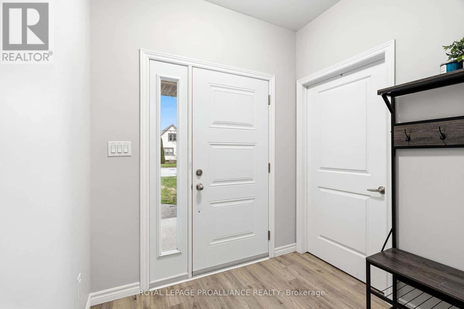 84 SOUTH GEORGE STREET — Belleville (Belleville Ward), Ontario - Photo 4 of 32