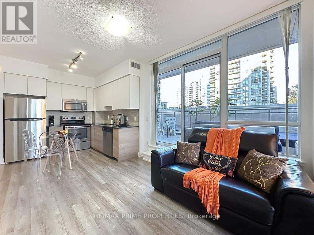 205 - 85 NORTH PARK ROAD — Vaughan (Beverley Glen), Ontario - Photo 2 of 21