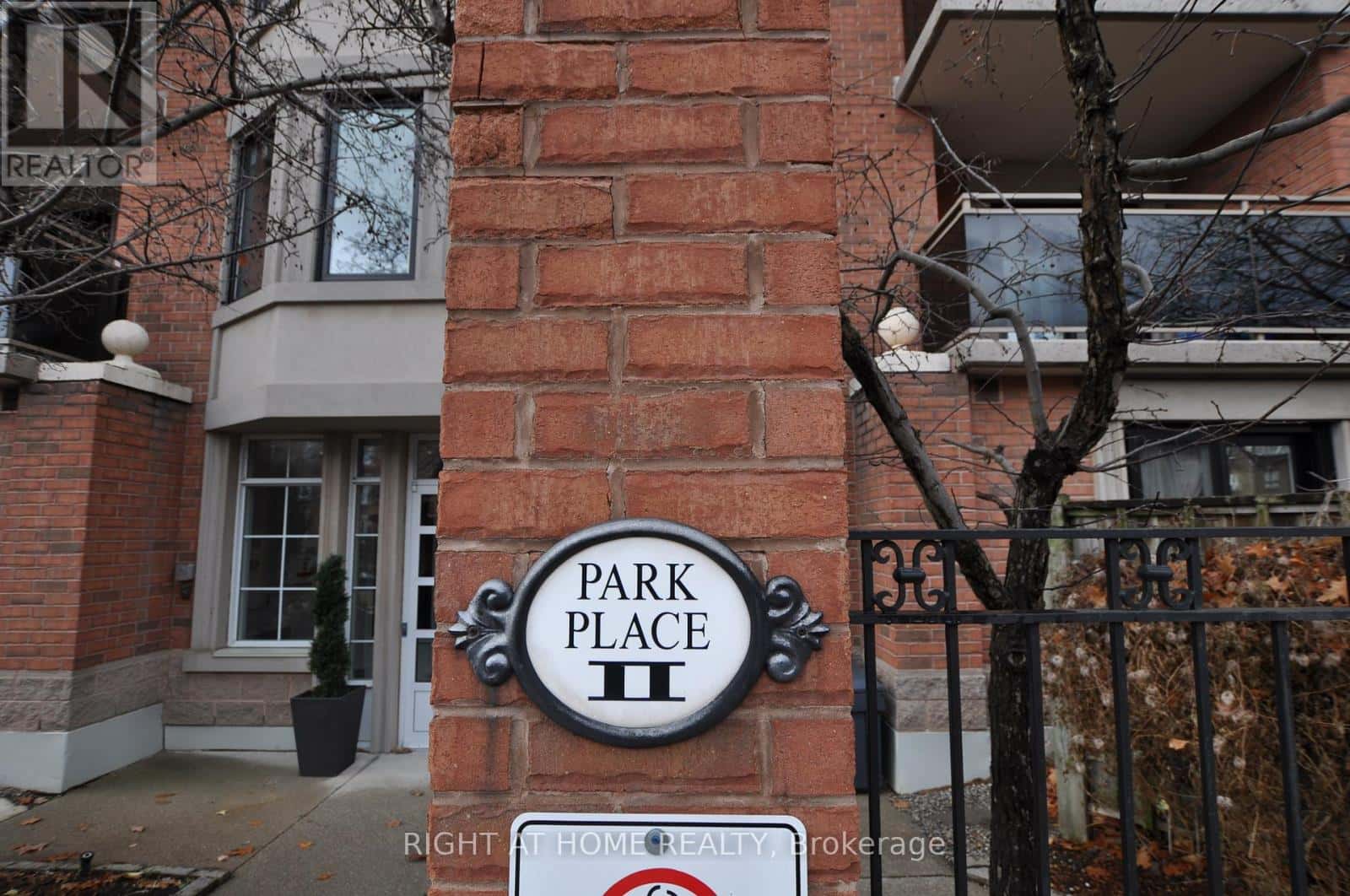 308 - 2300 PARKHAVEN BOULEVARD — Oakville (RO River Oaks), Ontario - Photo 2 of 34