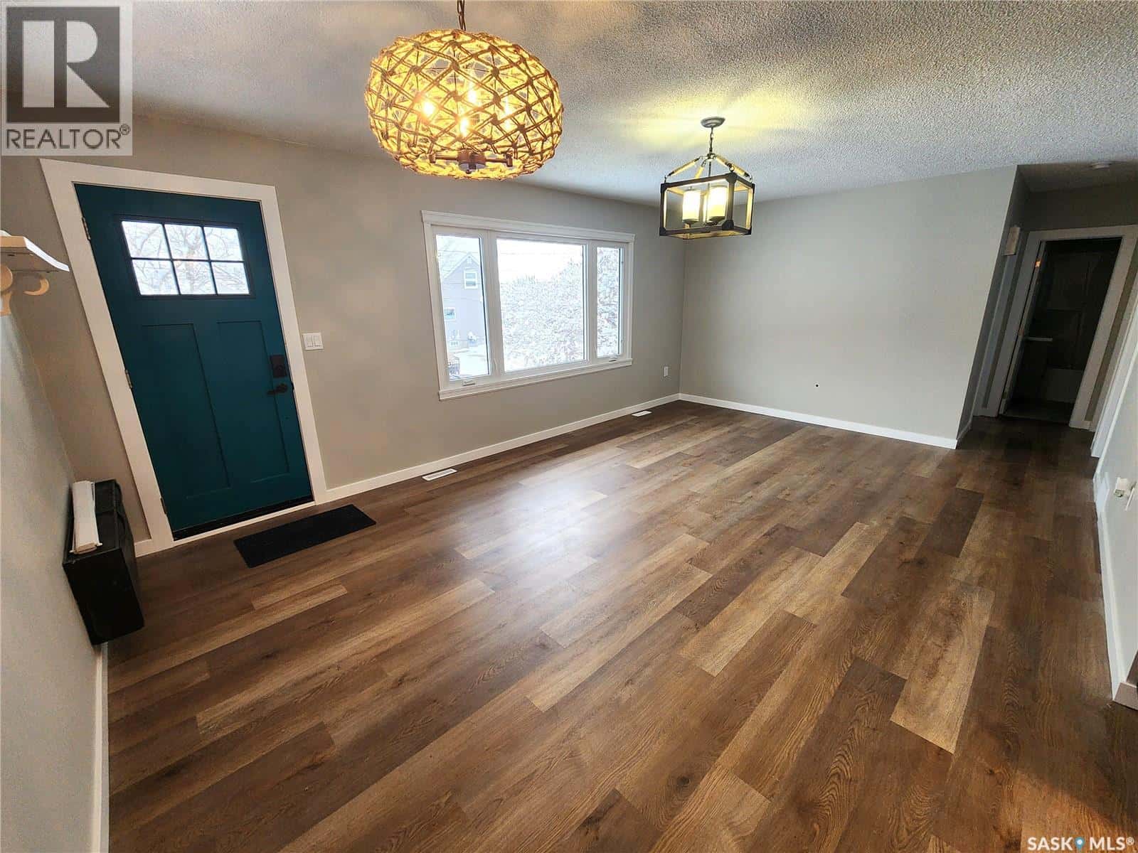 1533 Young STREET — Estevan, Saskatchewan - Photo 2 of 37