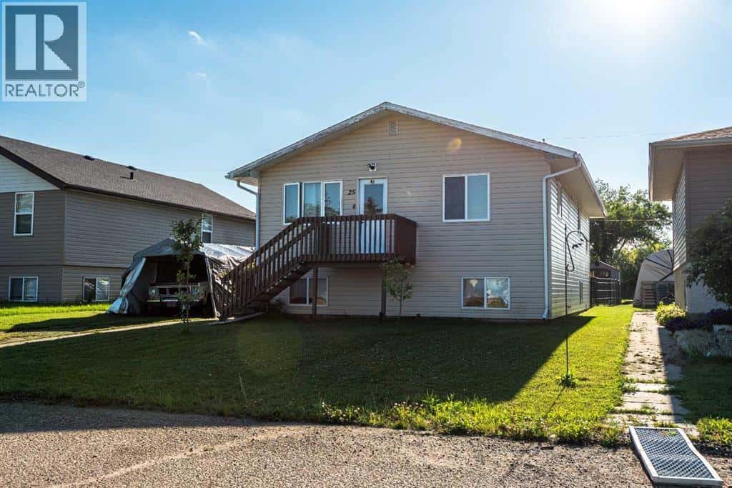 25, 320 7 Avenue NE — Three Hills, Alberta - Photo 2 of 35